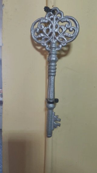 Llave antigua decorativa plateada
