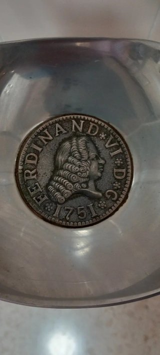 Antiguo cenicero de pie metálico