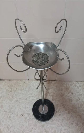 Antiguo cenicero de pie metálico
