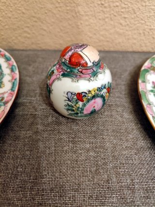 Set di piatti cinesi e vaso in porcellana