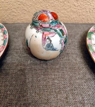 Set di piatti cinesi e vaso in porcellana