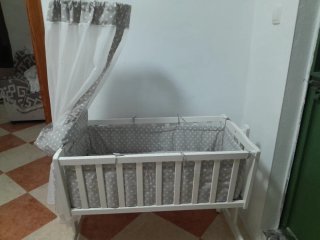 Minicuna bebé blanca y gris
