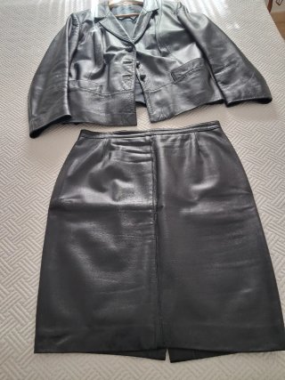 Traje de piel chaqueta y falda