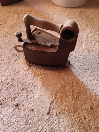 Jarrón antiguo de barro para restaurar