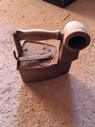Jarrón antiguo de barro para restaurar