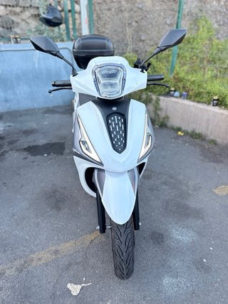 Moto Scooter Gris y Blanca Automática