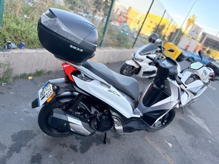 Moto Scooter Gris y Blanca Automática