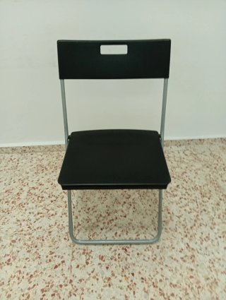 Sillas plegables negras y plateadas