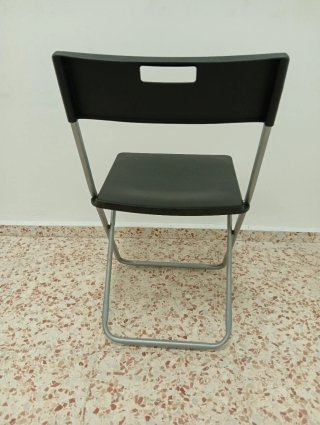 Sillas plegables negras y plateadas