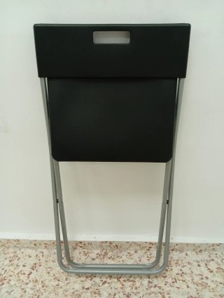 Sillas plegables negras y plateadas