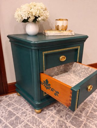 Mesita de noche madera pintada a mano