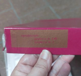 Sopra lenzuolo a righe rosa e bianche