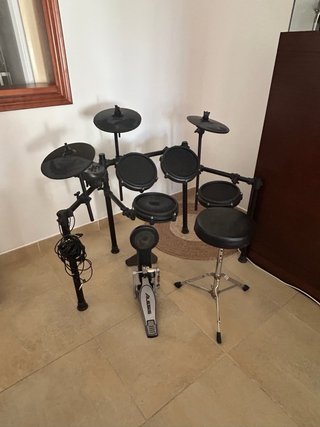 Batería Electrónica Alesis con Pantalla