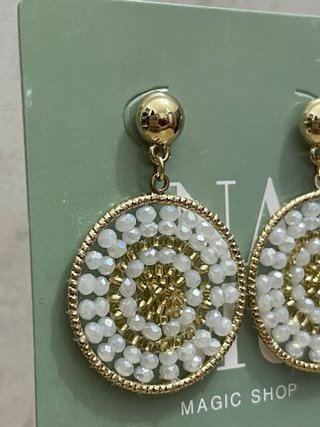 Pendientes Aro Boho Chic Cuentas Blancas y Doradas