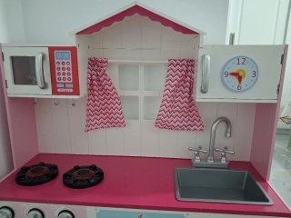 Cocinita infantil de madera rosa