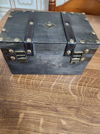 Baúl de madera con candado y detalles dorados