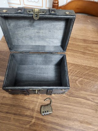 Baúl de madera con candado y detalles dorados