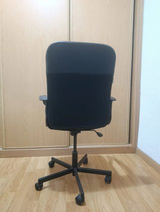 Silla de oficina IKEA negra y gris