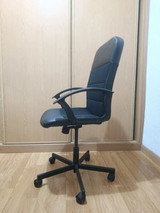 Silla de oficina IKEA negra y gris
