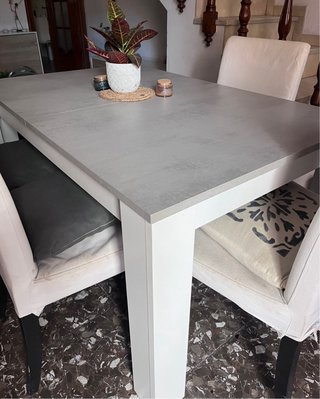 Mesa de comedor gris y blanca