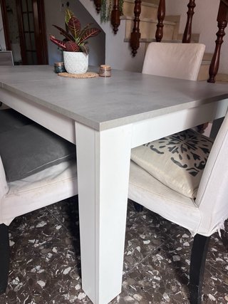 Mesa de comedor gris y blanca
