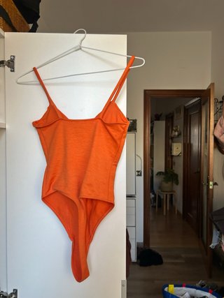 Body naranja con tirantes