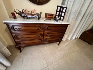 Cómoda de madera con tapa de mármol