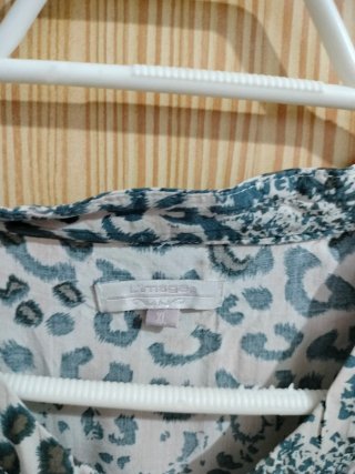 Blusa estampada talla 42, manga larga