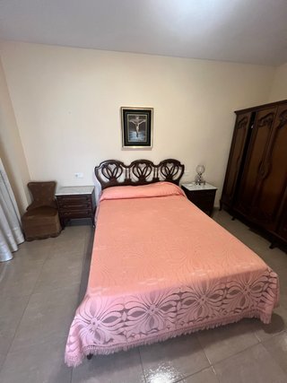 Cama, cabecero y mesillas de madera