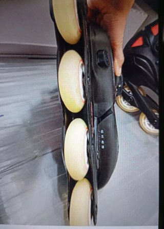 Patines en línea rojos y negros