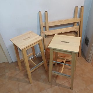 Juego de mesa y 2 taburetes altos madera