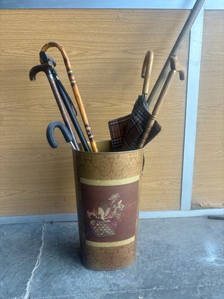 Paragüero metálico con diseño floral