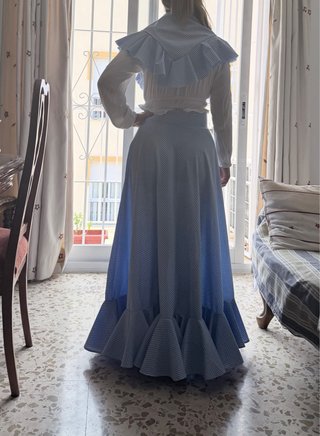 Falda flamenca y mantoncillo azul