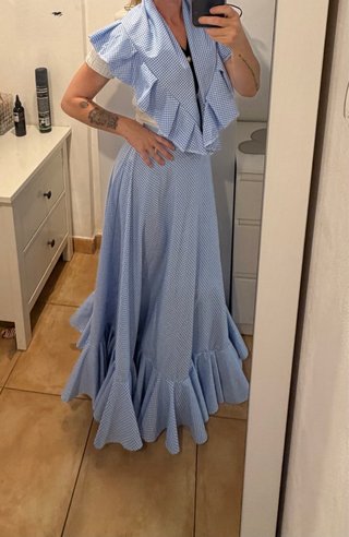 Falda flamenca y mantoncillo azul
