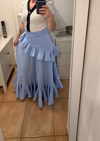 Falda flamenca y mantoncillo azul