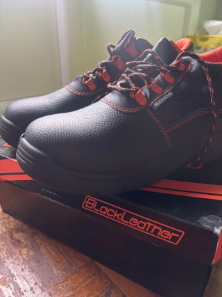 Botas de seguridad negras y rojas