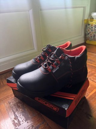 Botas de seguridad negras y rojas
