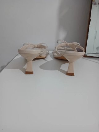 Zapatos de tacón beige con lazo