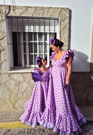 Traje Flamenca violeta con lunares morados.