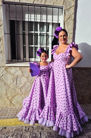 Traje Flamenca violeta con lunares morados.