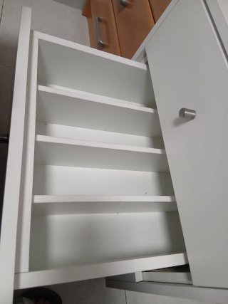 Comodino bianco con cassetti