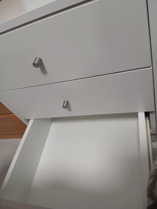 Comodino bianco con cassetti