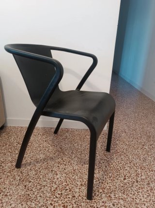 4 Sillas de plástico negras