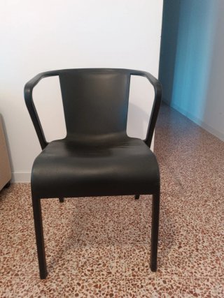 4 Sillas de plástico negras
