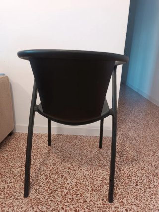 4 Sillas de plástico negras