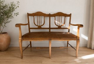 Sillón antiguo de madera y cuero