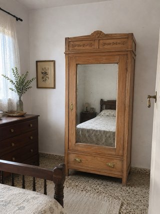 Armario antiguo de madera con espejo