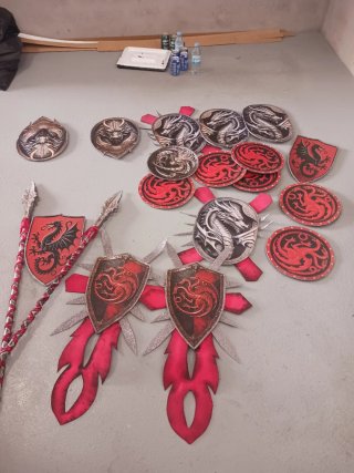 Escudos y lanzas decorativos