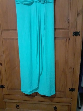 Vestido verde azulado con detalle floral