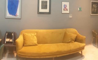 Sofá de terciopelo amarillo diseño